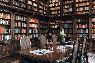 Althoff Grandhotel Schloss Bensberg Bibliothek Tisch mit Stühlen