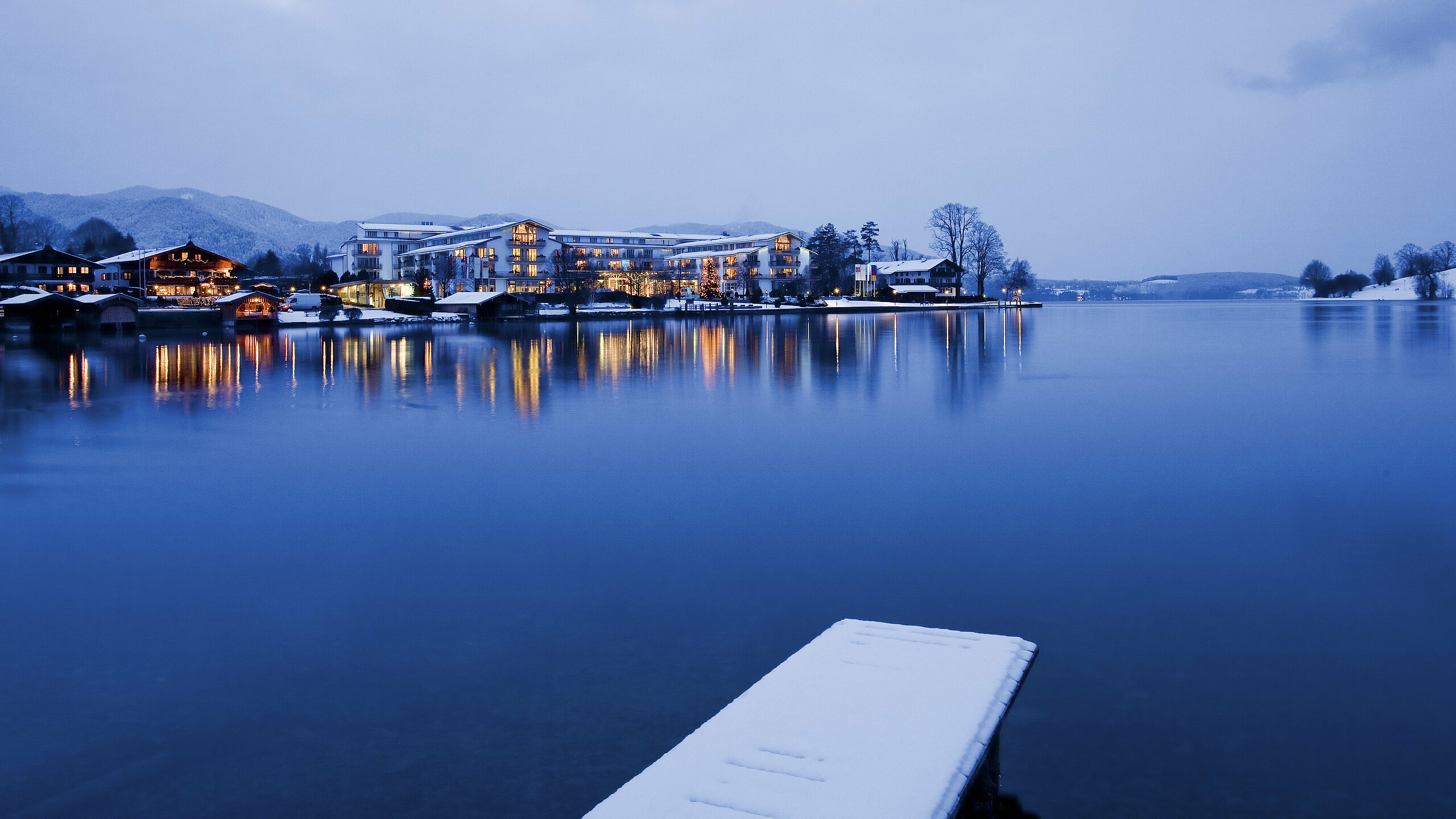 Althoff Seehotel Überfahrt Aussenansicht Abends vom Steg aus Rottach Egern beim Tegernsee