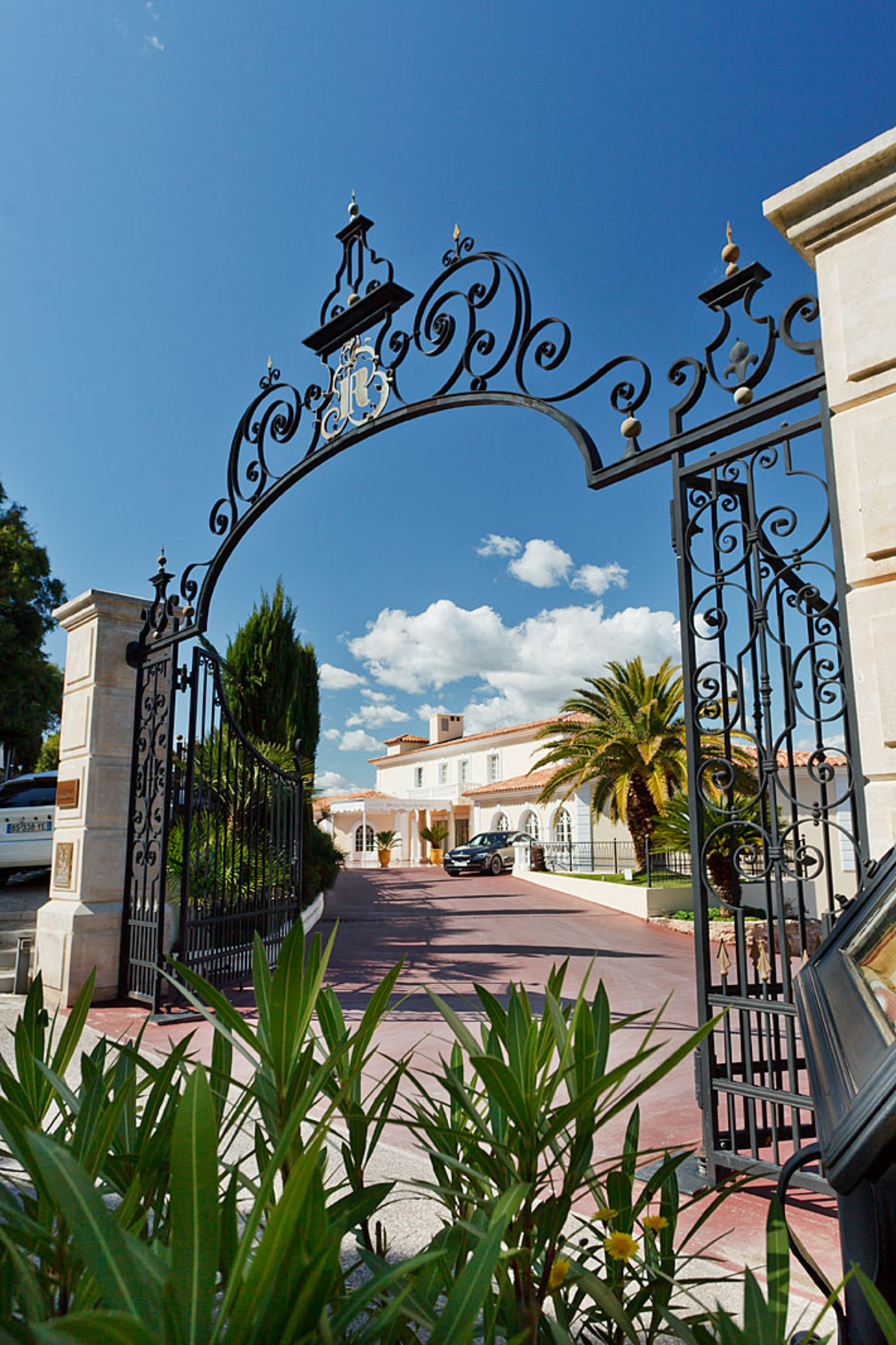 Althoff Villa Belrose in St. Tropez Eingangsbereich mit Tor und Vorfahrt
