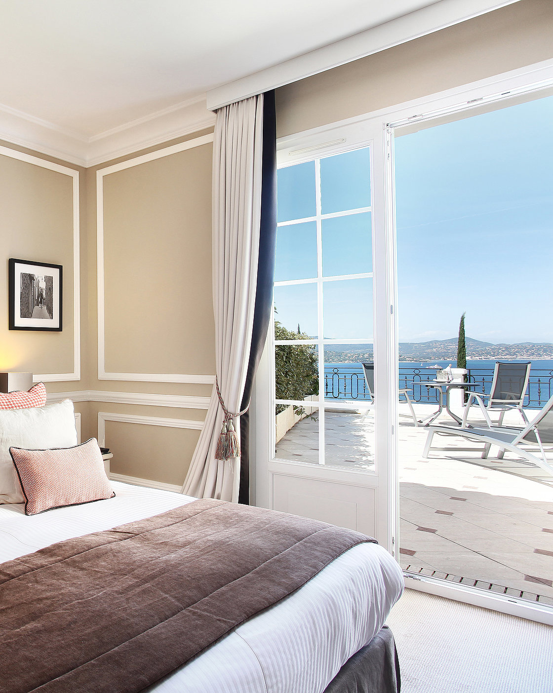 Althoff Villa Belrose in St. Tropez Prestige Zimmer Schlafzimmer mit Balkon und Meerblick mit garten