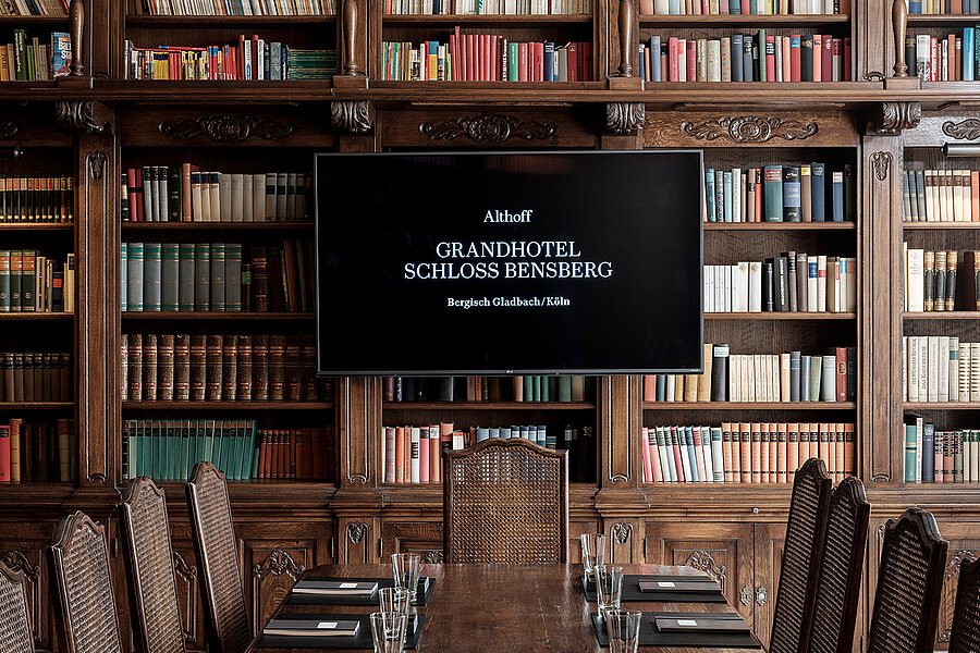 Althoff Grandhotel Schloss Bensberg Tagungen & Veranstaltungen Bibliothek mit Bücherregal und Tisch und Stühlen