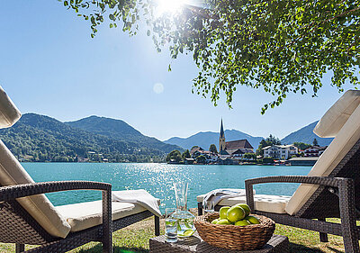 Althoff Seehotel Überfahrt Hoteleigener Seezugang mit Liegen am Tegernsee im Sommer