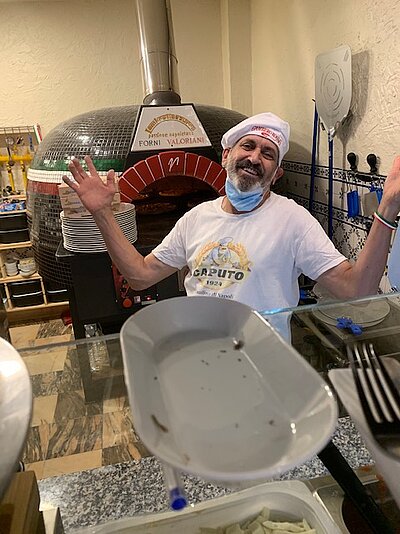 Pizzabäcker Humberto Tadeu vor napolitanischem Pizzaofen