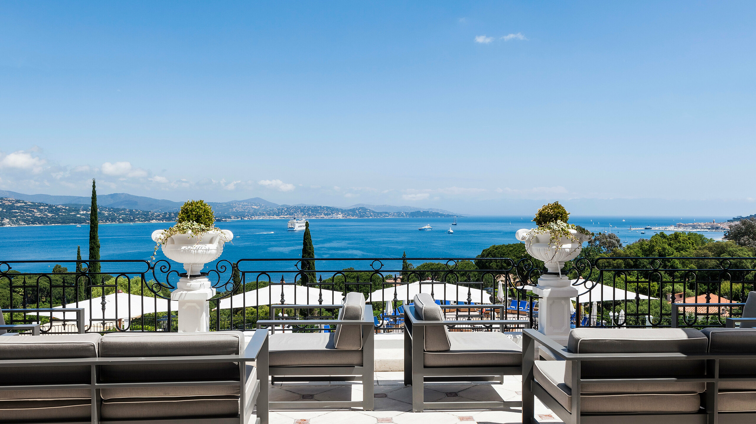 Althoff Villa Belrose in St. Tropez Aussenansicht mit Terrasse und Sitzmöglichkeiten mit Panorama Meerblick