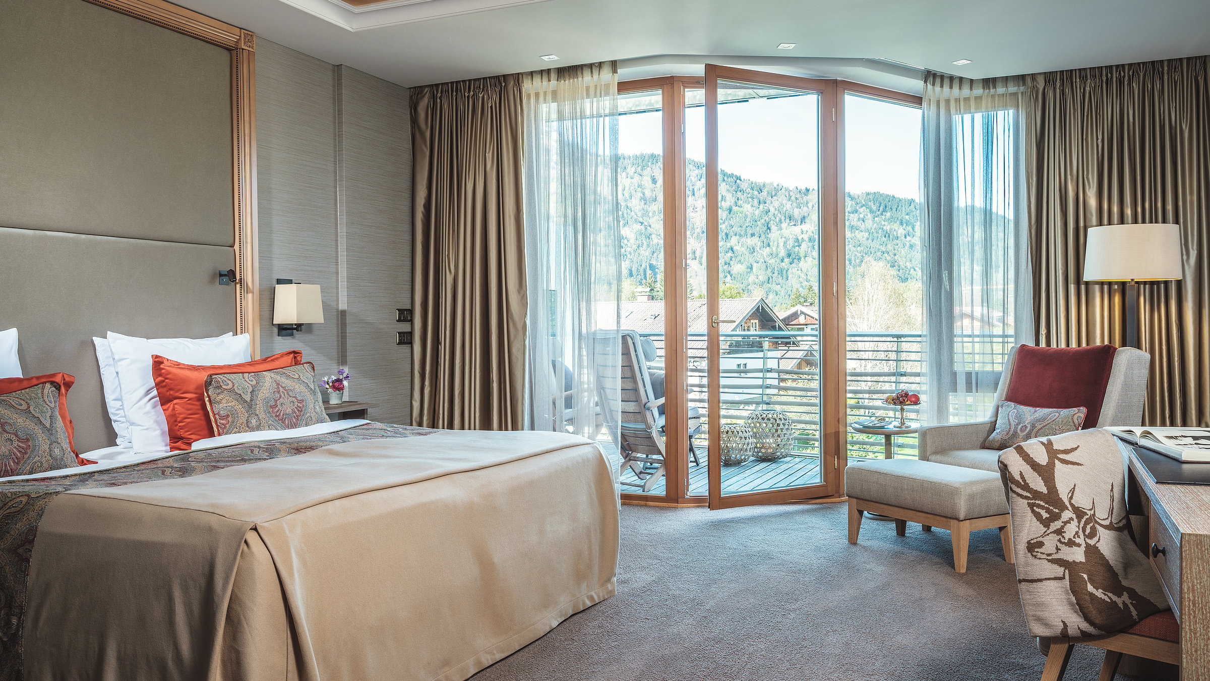 Althoff Seehotel Überfahrt Zimmer Elegant Nature Deluxe Alpenblick schlafbereich und Ausblick