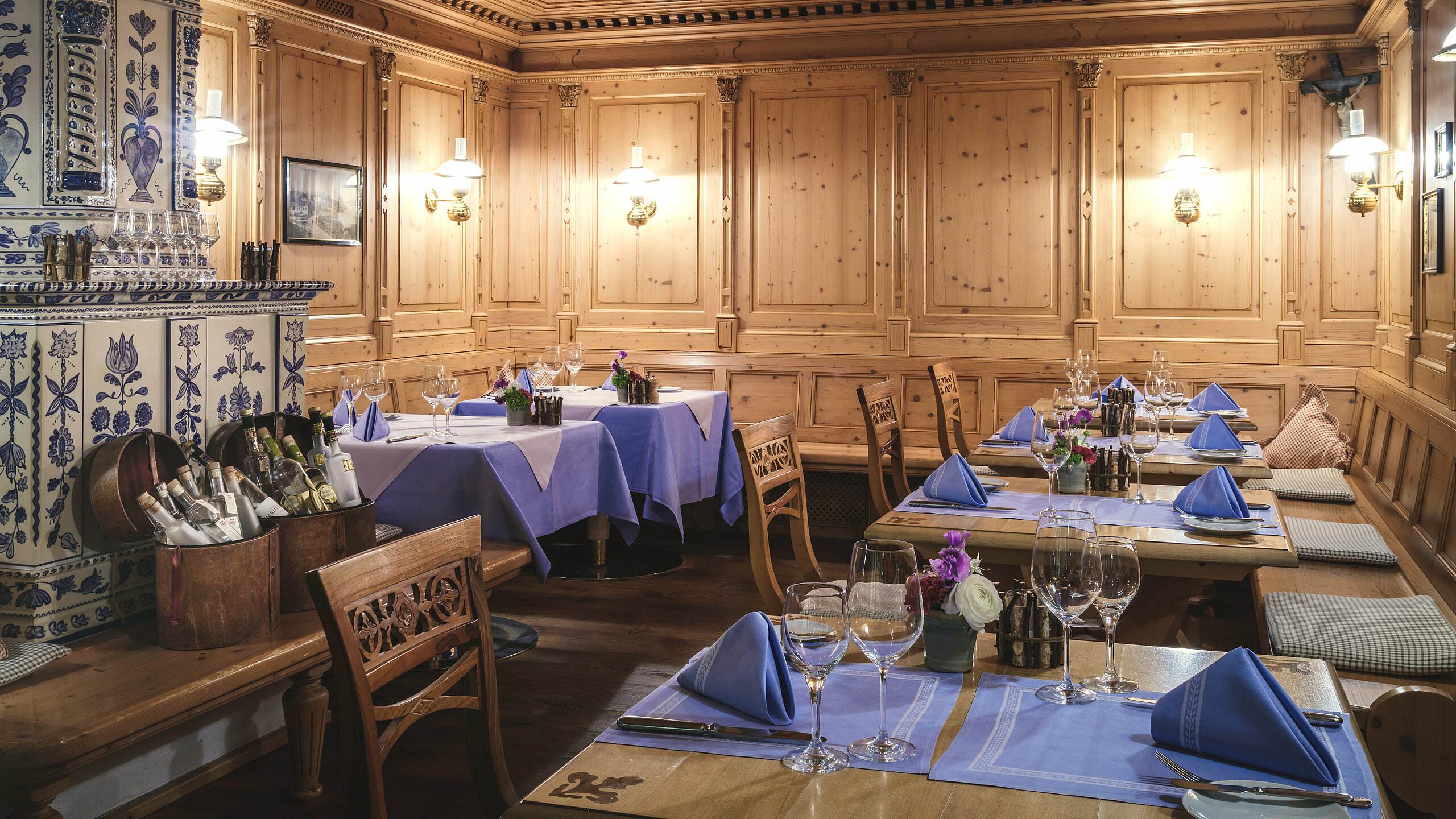 Althoff Seehotel Überfahrt Restaurant Bayernstube gemütliche Holzwand mit gedeckten Tischen