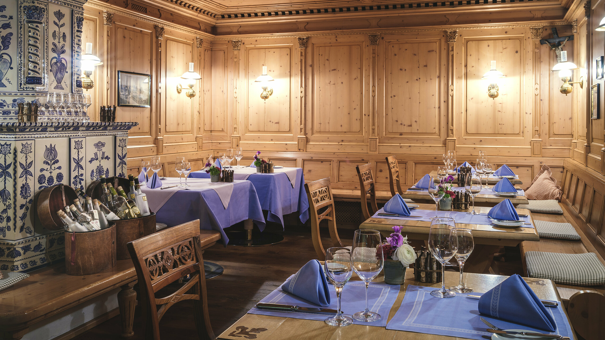 Althoff Seehotel Überfahrt Restaurant Bayernstube gemütliche Holzwand mit gedeckten Tischen