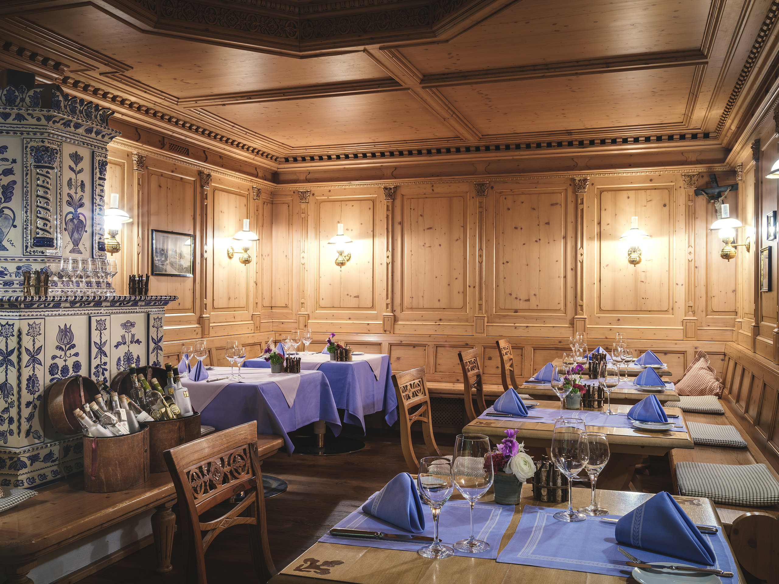 Althoff Seehotel Überfahrt Restaurant Bayernstube gemüchtliche Holzwand mit gedeckten Tischen