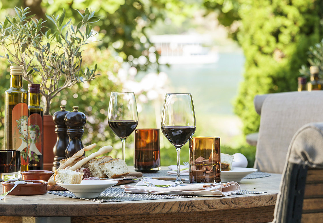 Wein und Brot auf der Terrasse im Il Barcaiolo im Althoff Seehotel Überfahrt