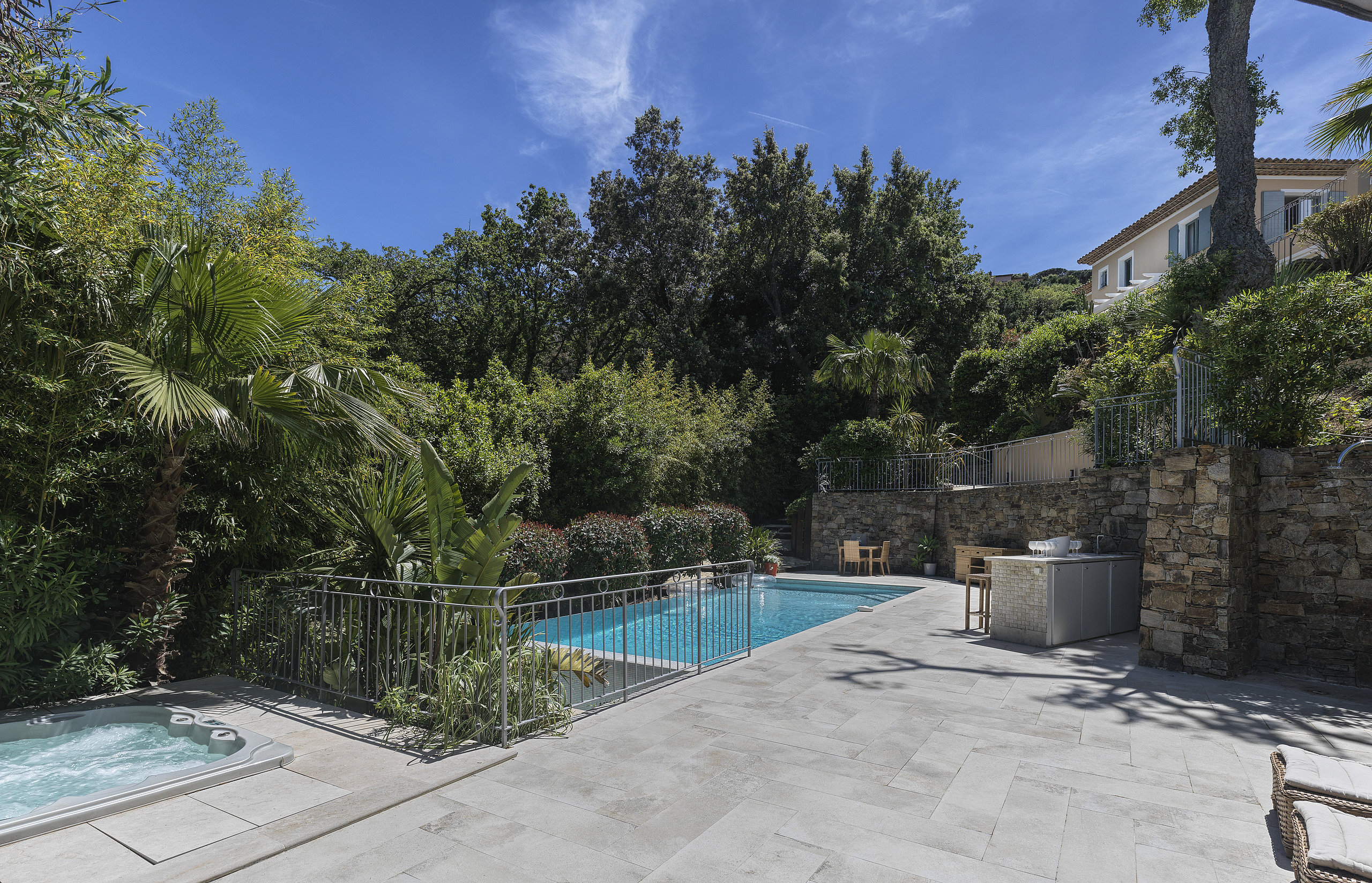 Althoff Belrose Villa Rental in St. Tropez Beau Rivage Pool im Sommer