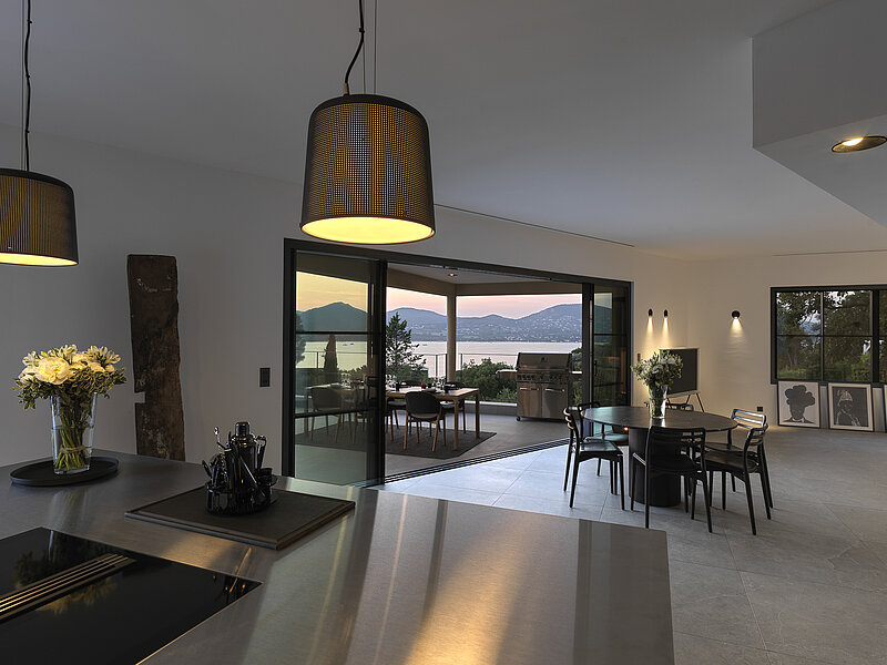 Althoff Villa Belrose in St. Tropez Côte d'Or Salon Wohnzimmer mit moderner Einrichtung mit Blick auf das Meer im Sommer