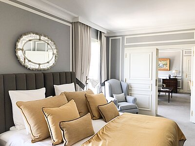 Althoff Villa Belrose in St. Tropez Zimmer Suite Topfloor Schlafzimmer mit Balkon und Meerblick und Panorama