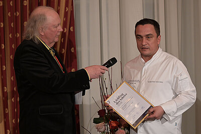 Gastronomiekritiker Jürgen Dollase mit Koche des Jahres Torsten Michel aus der Schwarzwaldstube im Hotel Traube Tonbach